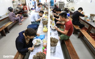 Hà Nội: Hàng loạt quán ăn vỉa hè lắp vách ngăn giọt bắn giữa mùa Covid-19